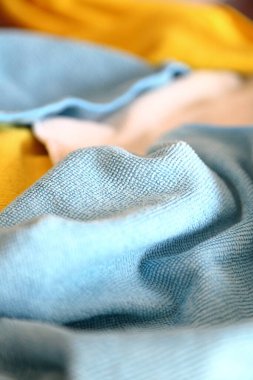 Farklı renkte mikrofiber kumaşlar.