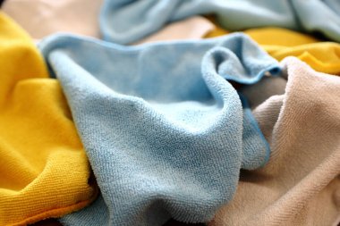 Farklı renkte mikrofiber kumaşlar.