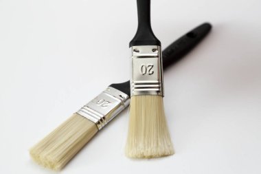 Beyaz arka planda izole boya fırçaları