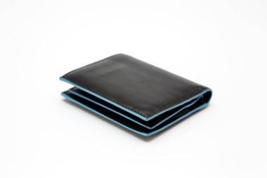 Para dolu deri cüzdanlar ve ödeme kartları.