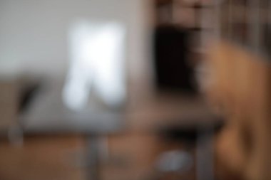 İş yerinin bulanık fotoğrafı.