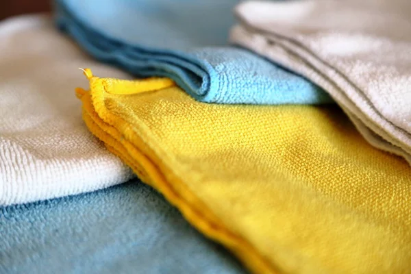 Farklı renkte mikrofiber kumaşlar.