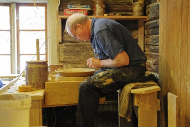 Stockholm, İsveç - 07 / 08 / 2019: Stockholm Skansen 'de cazibeler, atölyeler, zanaatkarlar ve hayvanlar sergileniyor