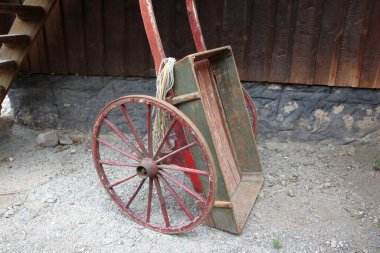 Stockholm, İsveç - 07 / 08 / 2019: Stockholm Skansen 'de cazibeler, atölyeler, zanaatkarlar ve hayvanlar sergileniyor