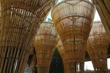 Tahta tavandan örülmüş saman