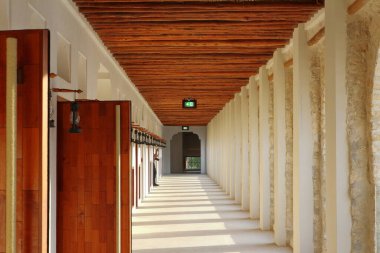 Tahta tavandan örülmüş saman