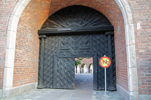 Stockholm, İsveç - 07 / 08 / 2019: Stockholm Belediye Binası önünde