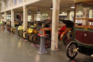 Torino, İtalya - 07 / 04 / 2018: Prototipler, klasik arabalar ve otomasyon araçlarının Torino 'daki Otomobil Müzesinde sergilenmesi