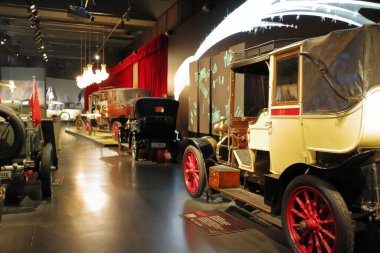 Torino, İtalya - 07 / 04 / 2018: Prototipler, klasik arabalar ve otomasyon araçlarının Torino 'daki Otomobil Müzesinde sergilenmesi