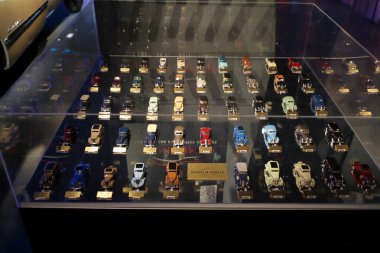 Torino, İtalya - 07 / 04 / 2018: Prototipler, klasik arabalar ve otomasyon araçlarının Torino 'daki Otomobil Müzesinde sergilenmesi