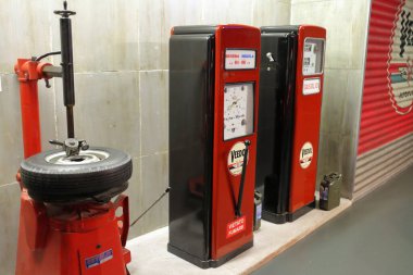Torino, İtalya - 07 / 04 / 2018: Prototipler, klasik arabalar ve otomasyon araçlarının Torino 'daki Otomobil Müzesinde sergilenmesi