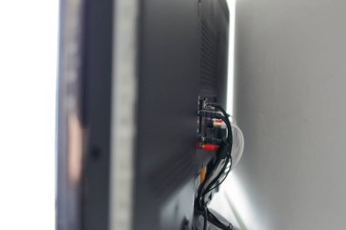 Düz ekran bir televizyonun arkasındaki ses ve video bağlantıları