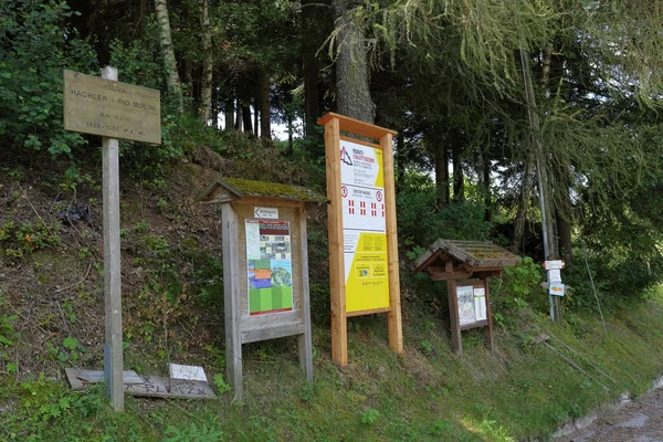 Alpler 'in ormanlarındaki alp işaretleri üzerinde Alp işaretleri