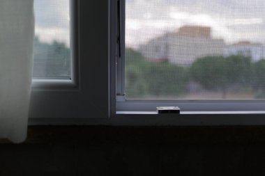 PVC penceresinde sivrisinek ağı