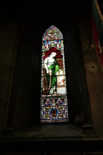 Dublin, İrlanda - 05 / 07 / 2019 - Dublin 'in Gotik katedrallerinin lekeli camlı pencereleri
