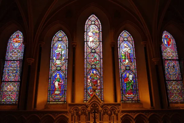Dublin, İrlanda - 05 / 07 / 2019 - Dublin 'in Gotik katedrallerinin lekeli camlı pencereleri