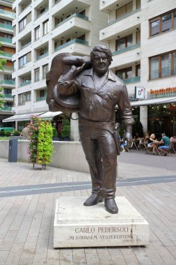 Budapeşte, Macaristan - 10 / 07 / 2020: İtalyan aktör Carlo Pedersoli 'nin heykeli, nam-ı diğer Bud Spencer