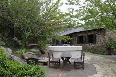 Hollk, Macaristan - 12 / 07 / 2020: Macaristan 'daki Hollk Kalesinin içi ve dışı