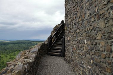 Hollk, Macaristan - 12 / 07 / 2020: Macaristan 'daki Hollk Kalesinin içi ve dışı