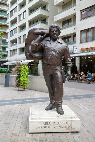 Budapeşte, Macaristan - 10 / 07 / 2020: İtalyan aktör Carlo Pedersoli 'nin heykeli, nam-ı diğer Bud Spencer