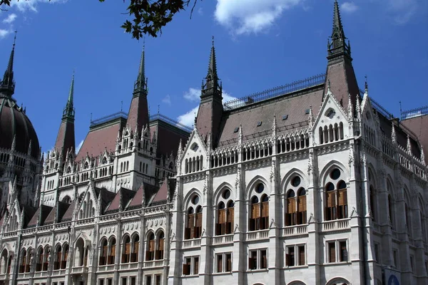Budapeşte, Macaristan - 10 / 07 / 2020: Macaristan 'ın Budapeşte kentinde parlamentonun dışında