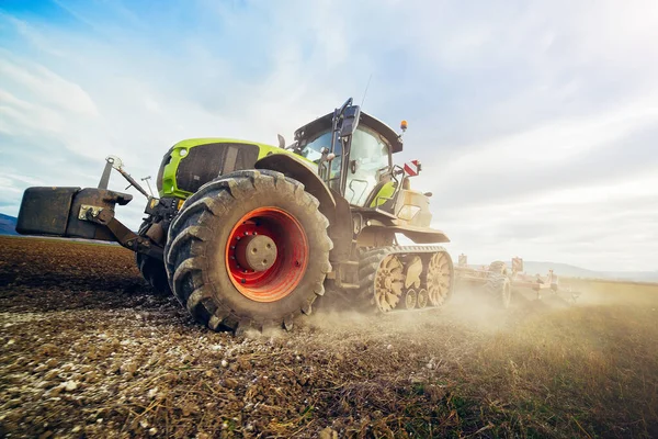 Moderne Trekker Werkzaam Boerderij Een Modern Agrarisch Transport Teelt Van Stockfoto