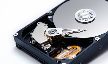 Sabit disk beyaz bir arkaplanda izole edilmiş. Bilgisayar HDD Hard Disk Sürücüsü. Bilgisayar Depolama Belleği