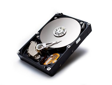 Sabit disk beyaz bir arkaplanda izole edilmiş. Bilgisayar HDD Hard Disk Sürücüsü. Bilgisayar Depolama Belleği