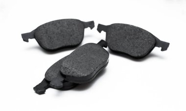 Fren yastığı seti, beyaza izole edilmiş araba için yedek bakım üniteleri.