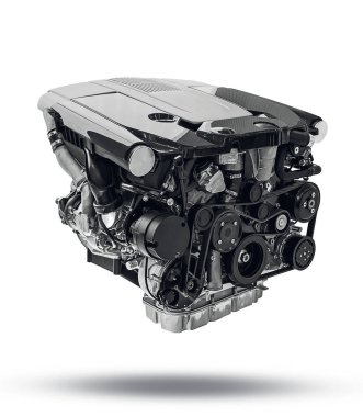 Yeni modern araba motoru beyaz arka planda izole edildi. Otomotiv endüstrisi. Beyaz arkaplanda araba motoru.