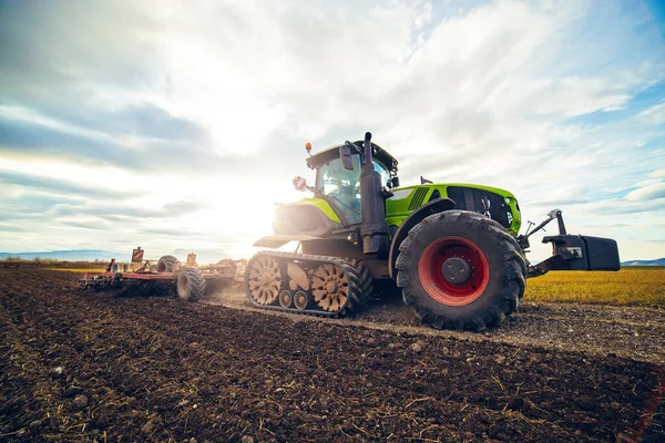 Landbouw Trekker Bereidt Grond Voor Zaaien Kweken Agronomie Het Begrip — Stockfoto