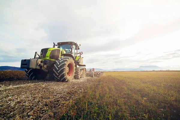 Landbouw Trekker Bereidt Grond Voor Zaaien Kweken Agronomie Het Begrip Rechtenvrije Stockafbeeldingen