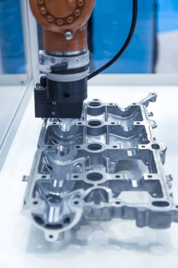 Otomotiv Kapatma Sistemi. Silikon Endüstriyel Tesisleri. Endüstriyel Robotik Kol, araba motorunun silindir kapağını mühürle.