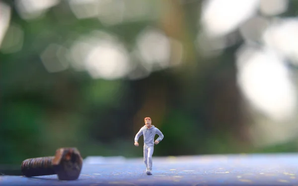 Fotoğraf, Ucuz ve Kolay Spor, Yalnız Mini Figürlü Spor Oyuncağı Asphalt Yolu 'nda.