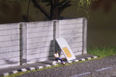 Görüntü Fotoğrafı, Gadget Ucubesi veya Bağımlısı, Oturan Adam kaldırımda Smartphone tutuyor, SIM Kart Modülünün yanında