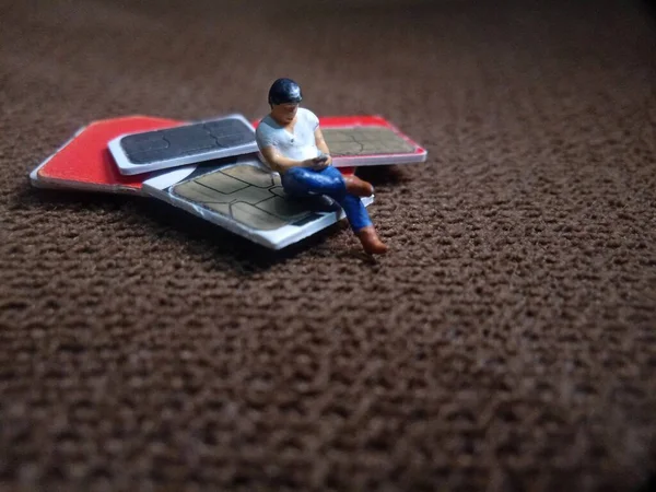 Сидящий Человек Держащий Смартфон Sim Карте Иллюстрация Коммуникационных Технологий — стоковое фото