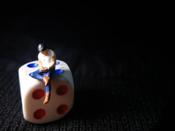 Черный Фон Сидящий Человек Держащий Руках Белый Пластик Онлайн Игры — стоковое фото