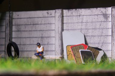 Görüntü Fotoğrafı, Gadget Ucubesi veya Bağımlısı, Oturan Adam kaldırımda Smartphone tutuyor, SIM Kart Modülünün yanında