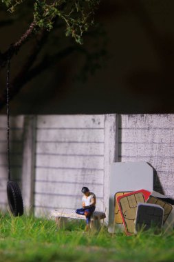 Görüntü Fotoğrafı, Gadget Ucubesi veya Bağımlısı, Oturan Adam kaldırımda Smartphone tutuyor, SIM Kart Modülünün yanında