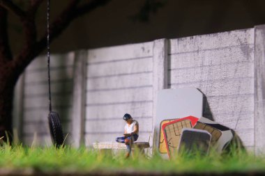 Görüntü Fotoğrafı, Gadget Ucubesi veya Bağımlısı, Oturan Adam kaldırımda Smartphone tutuyor, SIM Kart Modülünün yanında