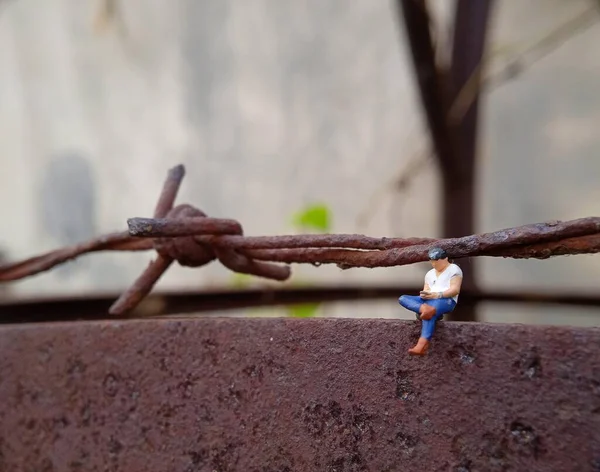 Photo Gadget Addicted Man Sitting Corrosive Tower Barbed Wire — Stock Photo, Image