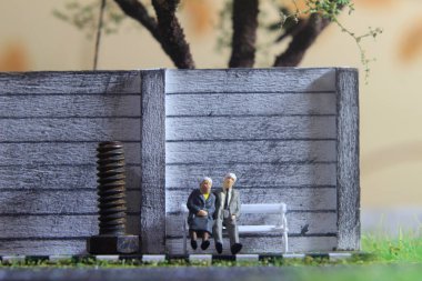 Romantik unutulmaz anlar için resimli fotoğraf, Yaşlı Çift Mini figürü Oyuncak beyaz sandalyede oturur 
