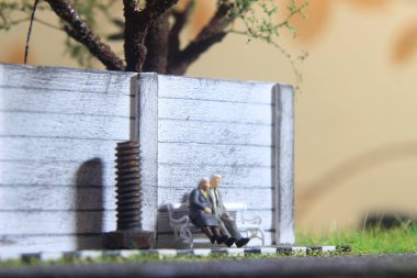 Romantik unutulmaz anlar için resimli fotoğraf, Yaşlı Çift Mini figürü Oyuncak beyaz sandalyede oturur 
