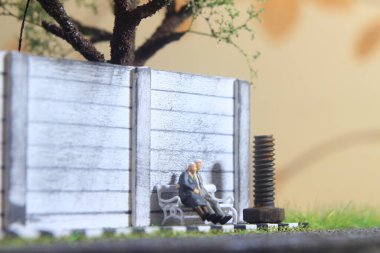 Romantik unutulmaz anlar için resimli fotoğraf, Yaşlı Çift Mini figürü Oyuncak beyaz sandalyede oturur 