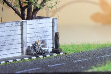 Romantik unutulmaz anlar için resimli fotoğraf, Yaşlı Çift Mini figürü Oyuncak beyaz sandalyede oturur 
