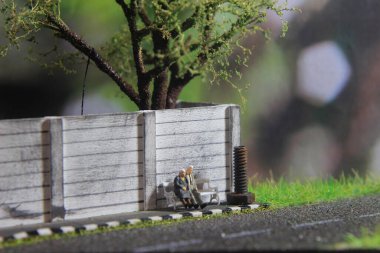 Romantik unutulmaz anlar için resimli fotoğraf, Yaşlı Çift Mini figürü Oyuncak beyaz sandalyede oturur 