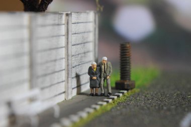 Romantik unutulmaz anlar için resimli fotoğraf, Yaşlı Çift Mini figürü, yayaya doğru yürüyen oyuncak. 
