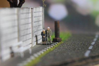 Romantik unutulmaz anlar için resimli fotoğraf, Yaşlı Çift Mini figürü, yayaya doğru yürüyen oyuncak. 