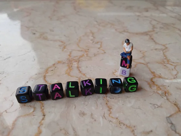 Φωτογραφία Για Stalking Mini Figure Toy Καθισμένο Στο Αλφάβητο Πλαστικό — Φωτογραφία Αρχείου