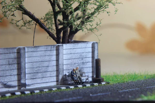 Romantik unutulmaz anlar için resimli fotoğraf, Yaşlı Çift Mini figürü Oyuncak beyaz sandalyede oturur 